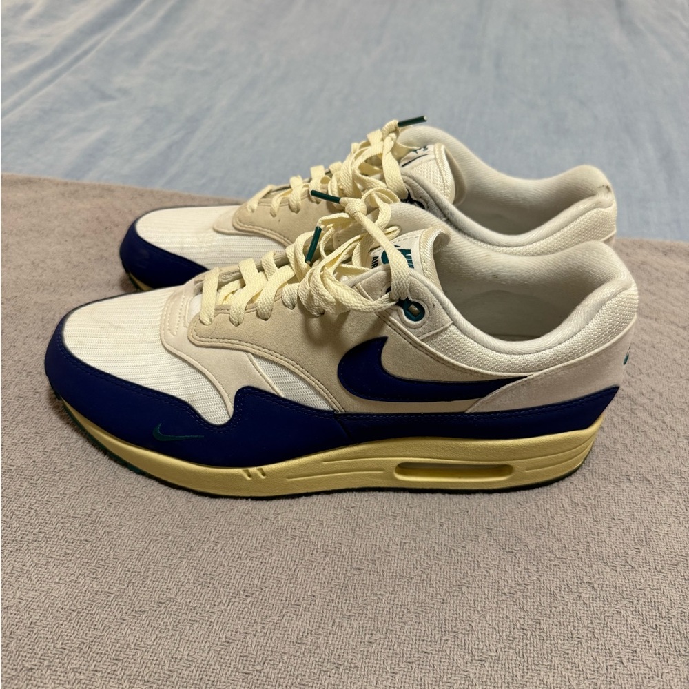 Nike AIR MAX Men’s Blue and Cream Sneakers